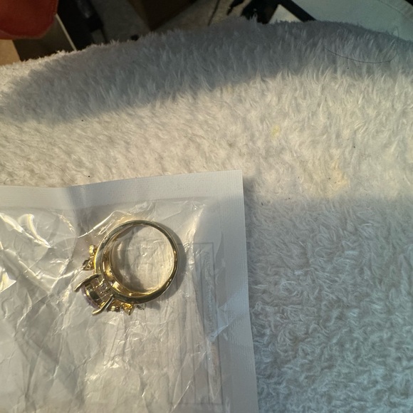 Costume jewelry NWT size 5.5 gold ring with large diamond and two - Picture 8 of 8